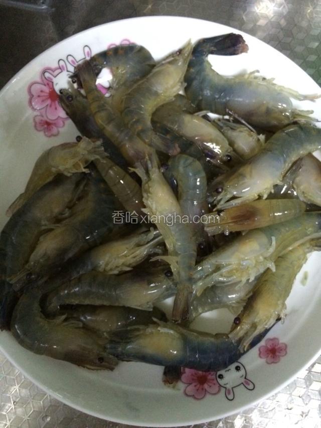 把虾脚和胡子剪掉