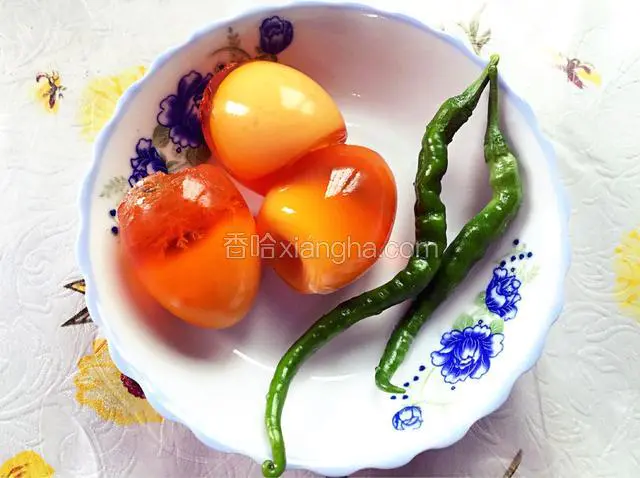 准备好食材。皮蛋敲开剥壳，青椒洗净。