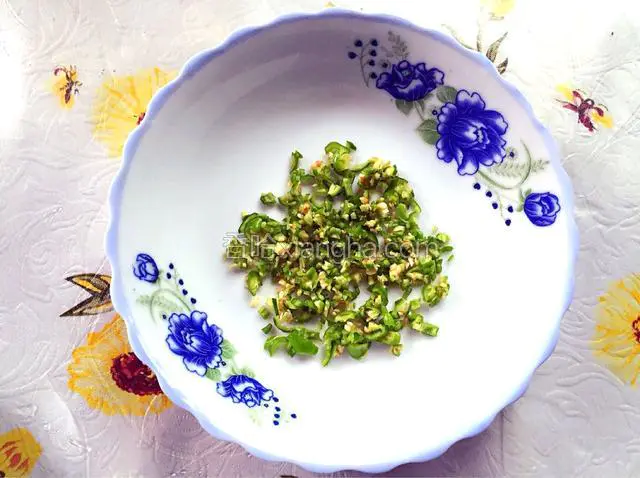 青椒切节并切碎。