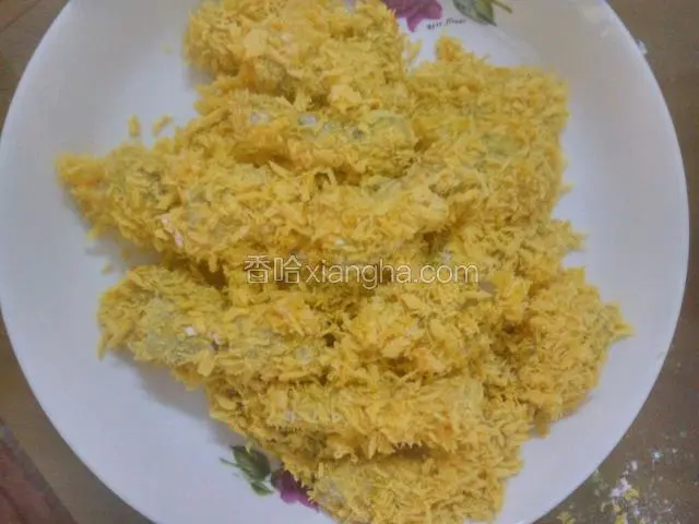 豆腐鱼全部沾好了放盘子，这时准备开始炸了
