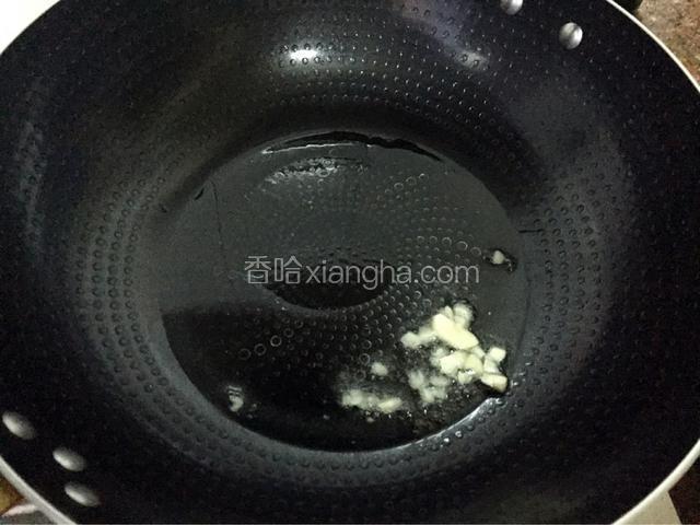 锅中倒入适量的油烧热后放入蒜末爆香