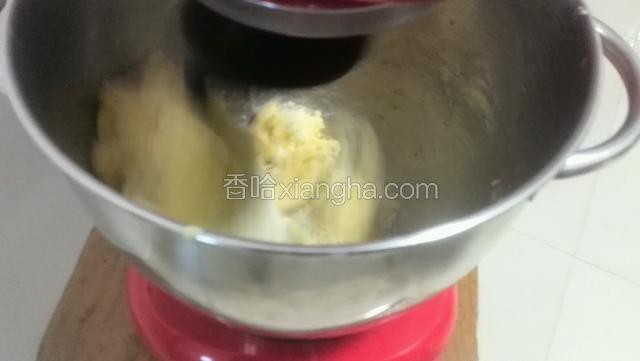 先后加入南瓜泥牛奶鸡蛋液，用厨师机二挡速度揉面几分钟后加入奶酪揉面20分钟。