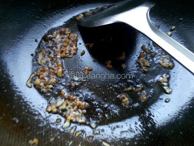 快速淋入少许生抽，耗油，搅拌均匀关火