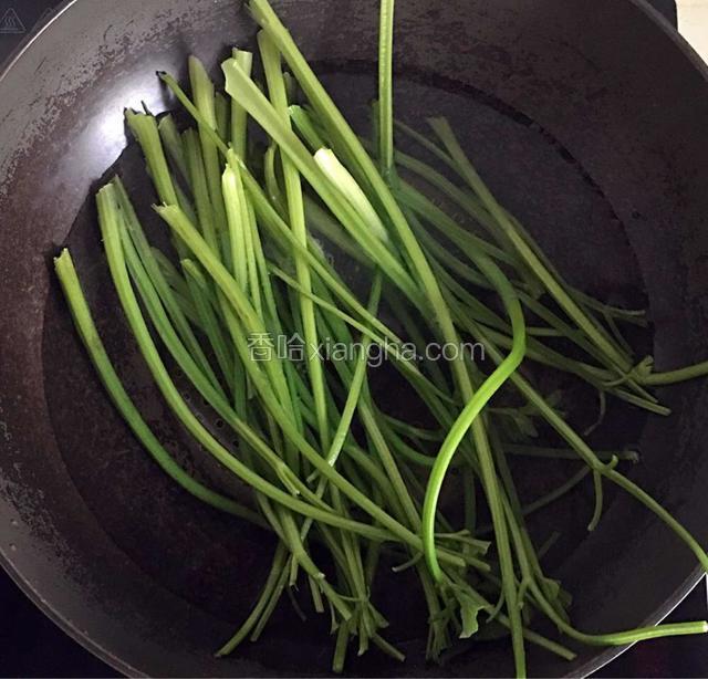 锅中放水焯烫一下香芹捞出备用，（时间半分钟左右）