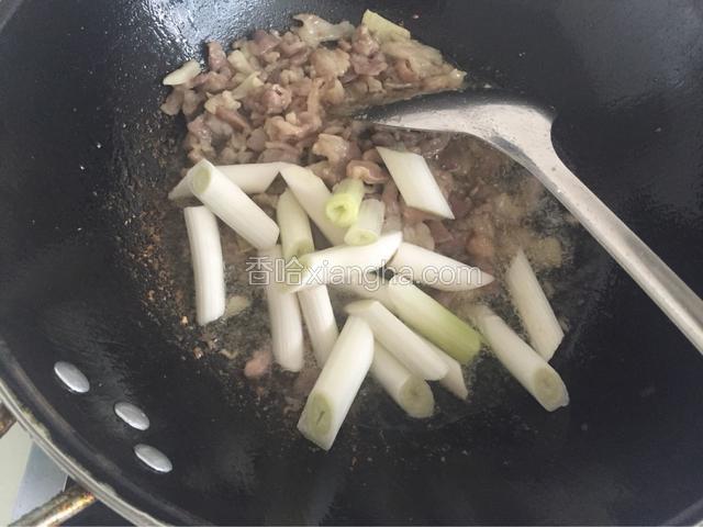 羔羊肉本身就比较容易熟，再加上提前用料酒和淀粉腌制过，更加熟的快一些，看着羊肉均匀变色后倒入葱段，快速翻炒