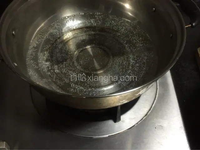 取一个锅烧一锅开水备用，水开了就关火，把黄油装在小碗里，隔水加热至融化（水不要倒掉还要留着加热蛋液）