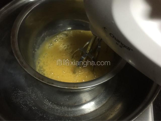 水开了，关火。放入蛋液，用打蛋器一档低速打发蛋液（一定要低速哦）打10秒时用手试一下温度，蛋液到40度左右取出蛋液盆，40度最适合打发鸡蛋（最多在水里放30秒，手指能感觉温温的，温度高了蛋液就成蛋花了）