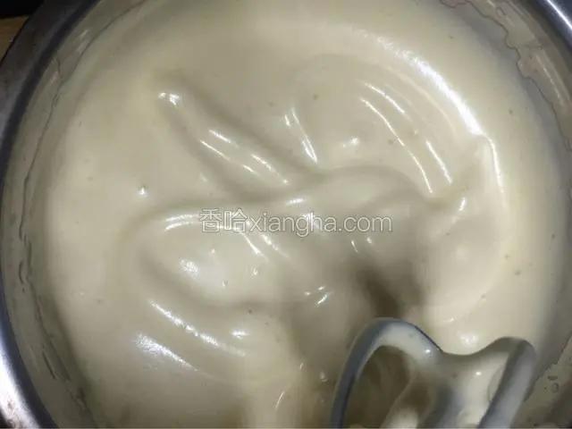 取出蛋盆继续打发鸡蛋液，这个时候可以高速打发到蛋液，然后低速，提起来画8字不会消失（差不多八到十分钟）
