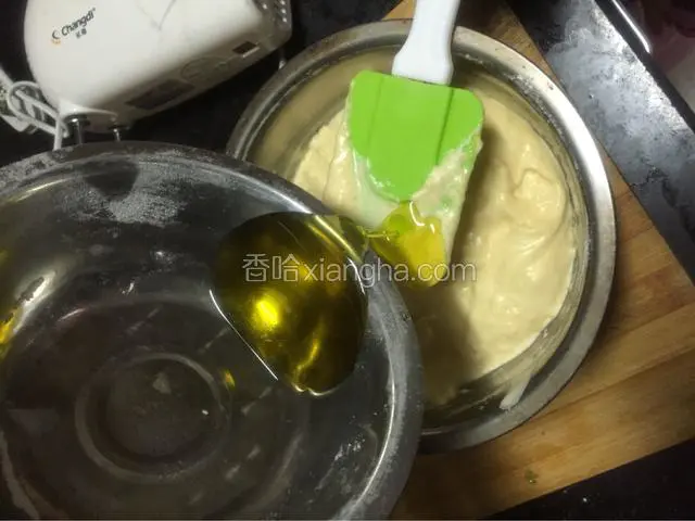 蛋糊和好了，倒入融化好的黄油翻拌均匀，170度预热烤箱（黄油从刮刀上面均匀倒入面糊中，这样可以减少翻拌时间，防止蛋糊消泡），