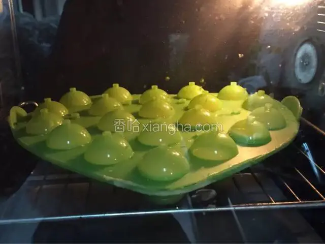 放入预热好的烤箱，中层，上下火170度，烤18分钟左右