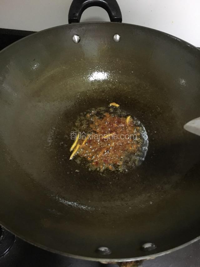 小火姜丝炒香下豆瓣酱炒出红油