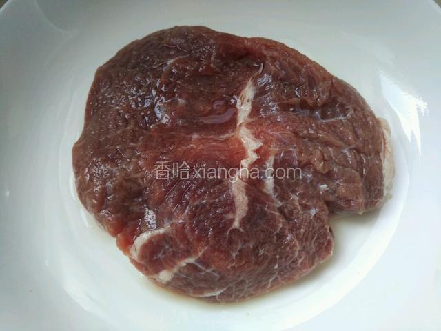 超市里买来新鲜牛里脊肉，卖肉师傅帮忙切的片