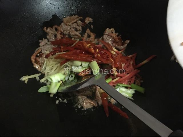 牛肉搅拌均匀，马上倒入盘子里的泡姜泡椒翻炒