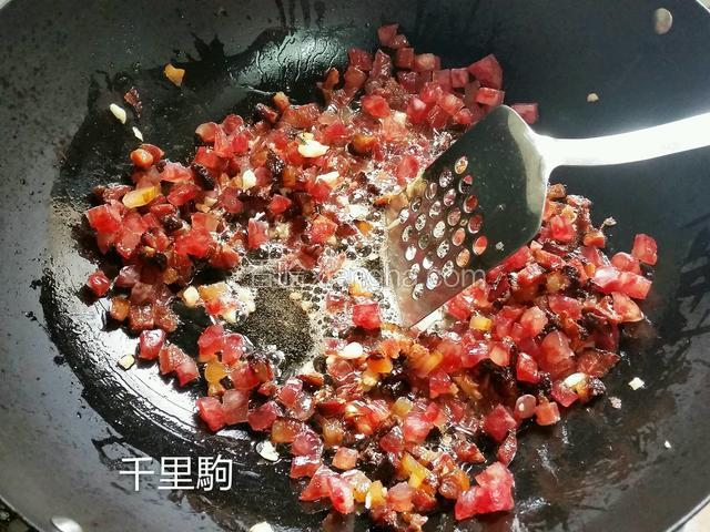 热锅下食油，下蒜蓉炒香，下腊肉、腊肠炒出腊肉油