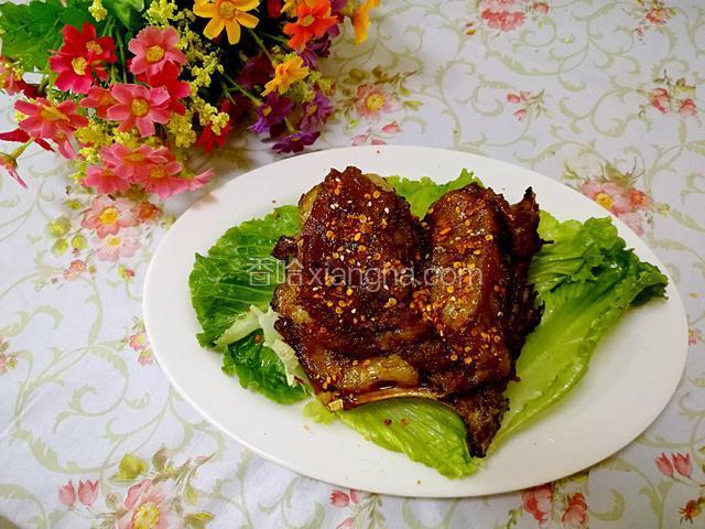 装盘，撒熟辣椒粉。小刀切割羊肉，用生菜卷食。