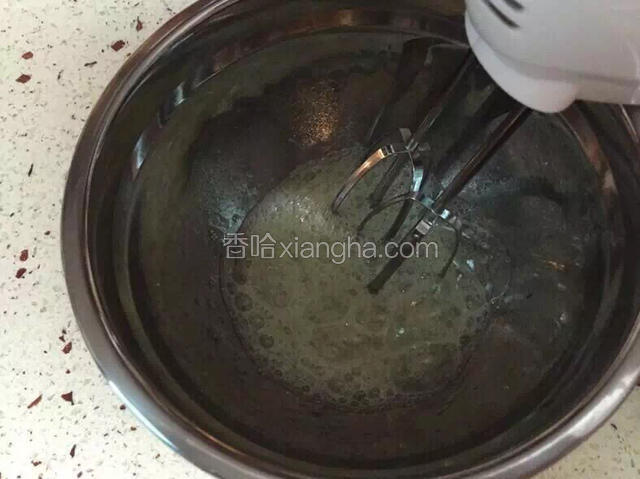 开始打发蛋白（打发蛋白的时候可以同时预热烤箱 150度）滴几滴柠檬汁或者白醋，分三次加入白糖：用电动打蛋器打至粗泡，加入第一次白糖。继续打发