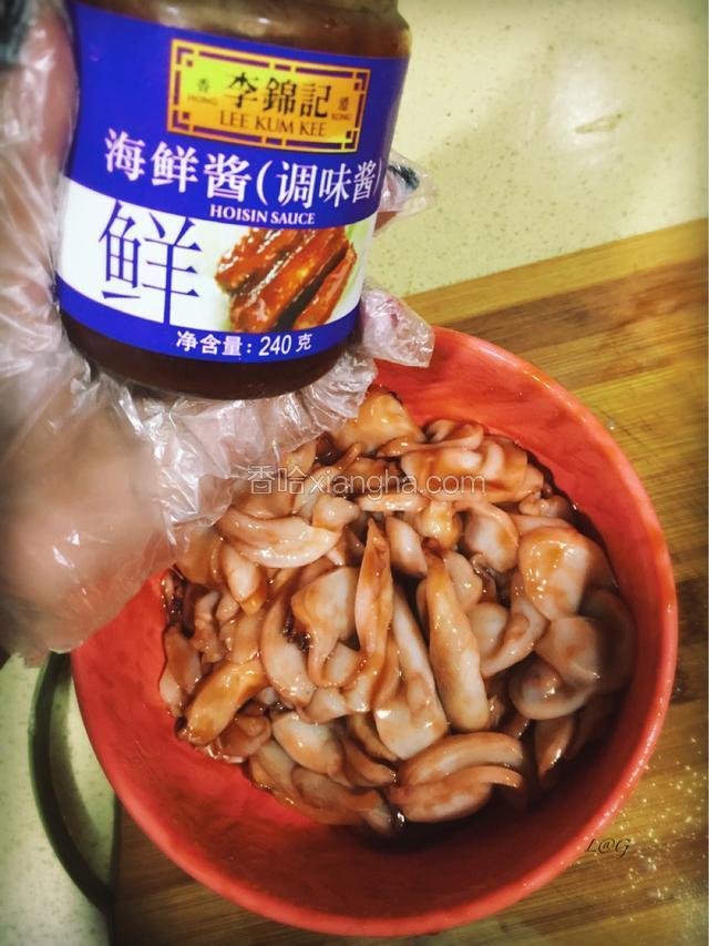 倒入海鲜酱、少许油腌制