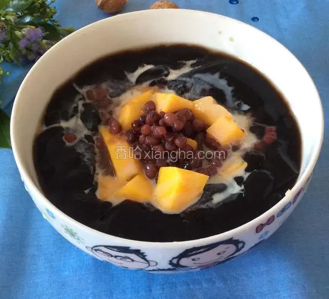 取出龟苓膏切块，放进碗里；把煮熟红豆、芒果、蜂蜜、炼奶加进去，一碗甜品即可食用。