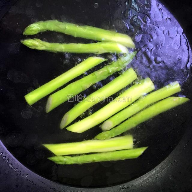 锅中烧开水，放油盐，下芦笋焯烫一分钟关火