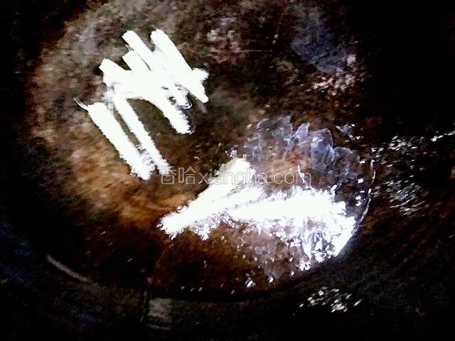 锅架炉上.开小火，加少许大豆油，把姜丝倒入锅内少许煸炒