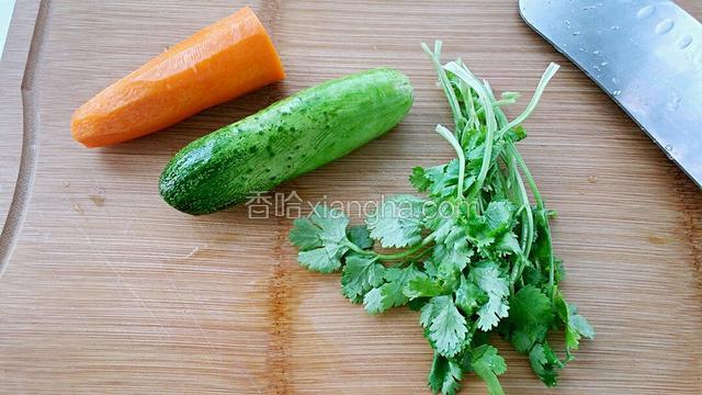 利用烤花生的时间准备其它食材。