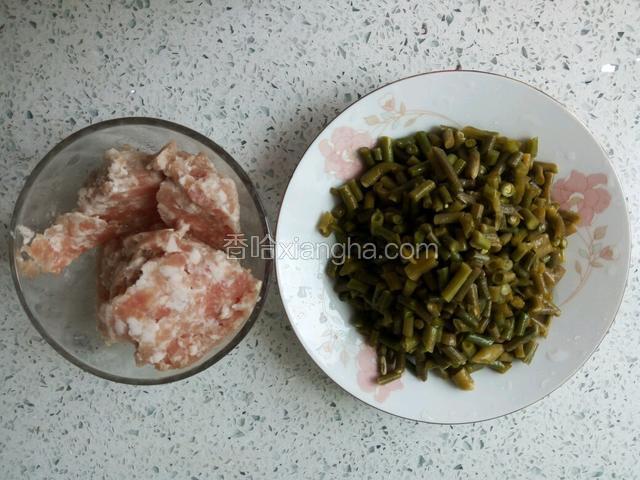 酸豆角切成丁，肉馅是绞现成的