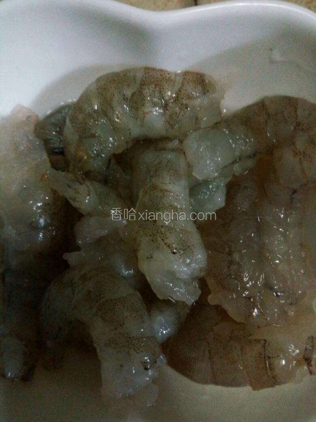 虾去壳，用牙签挑出腹部泥线，用胡椒粉，适量盐，姜丝，香油，腌渍十分钟。