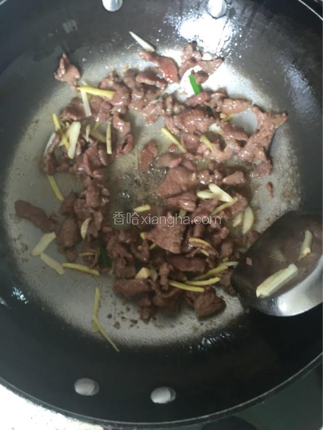 热锅冷油爆香姜蒜丝，倒入牛肉大火快炒八成熟出锅。