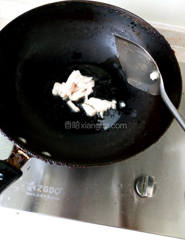 热油，把肥肉放在热油里撸成小肉干