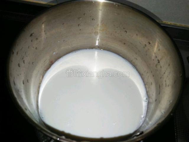 牛奶加热，80度左右关火