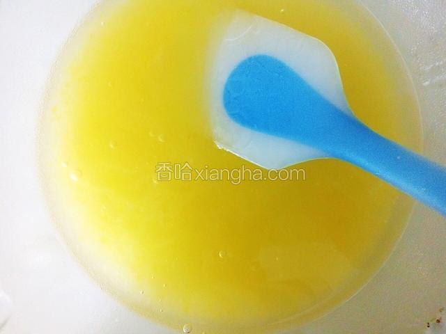 糖和色拉油混合好后打入鸡蛋搅拌均匀