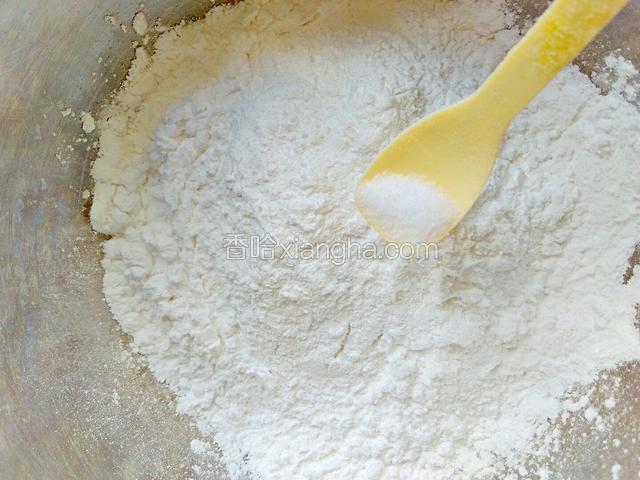 将澄粉、木薯粉、盐混合拌匀。