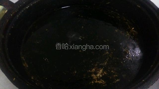 火上做饼铛烧热，越热越好，加入油