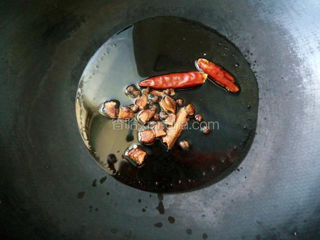 锅内倒入底油，加入花椒大料，干辣椒爆香