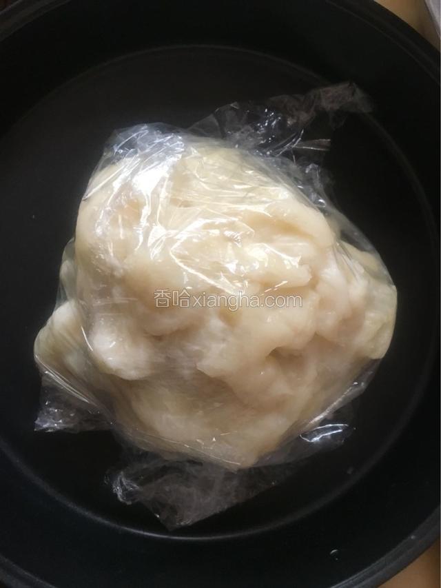 换一个器皿装并盖上保鲜膜晾凉