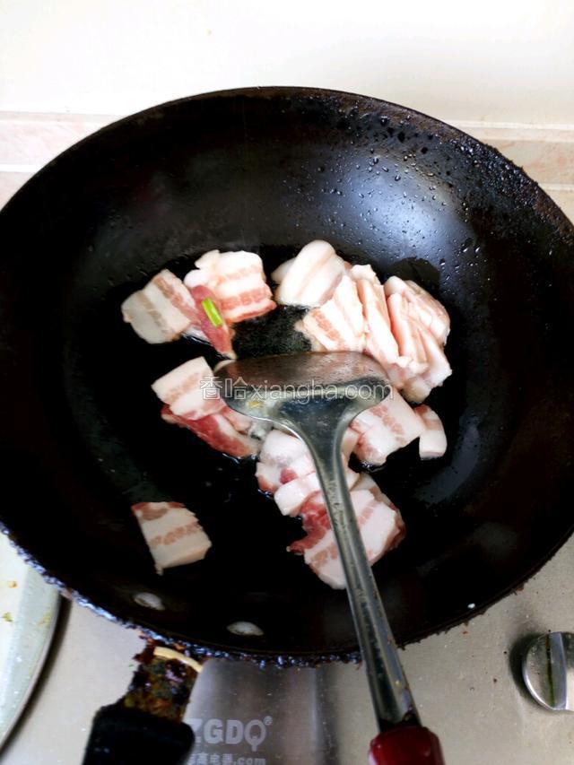 锅内加少许油，加入肉片翻炒