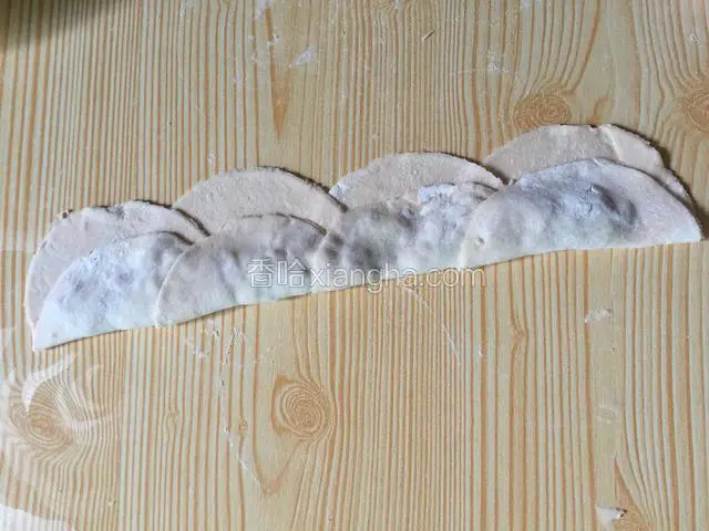 每个饺子皮都对折过来，然后从左往右慢慢的转圈到尾就可以了