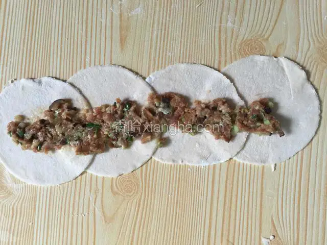 拿出四个饺子皮按以下层次放好，在放上肉沫馅儿，馅儿不要太多以防爆皮