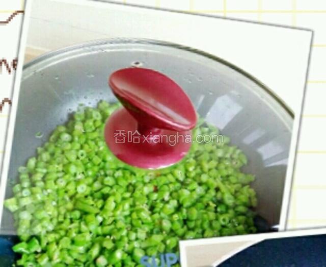 加一汤勺水加盖焖煮至四季豆透明状