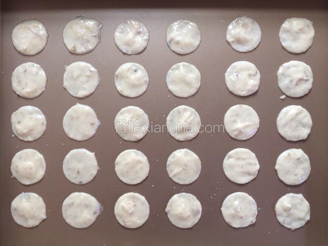 移走瓦片酥模具，用同样的方法把剩下的面糊都整形完
