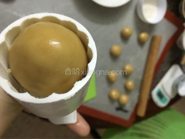 模具沾些面粉防沾，把做好的月饼胚放进模具压出