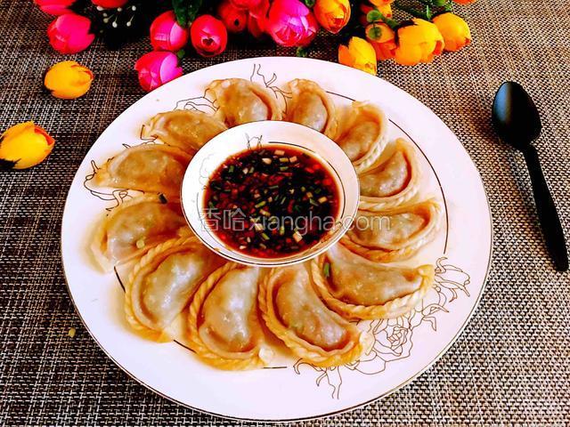 蒸好的饺子摆在盘里，备用一个小碟子，放饺子醋蒜末（事先切好的），香喷喷的蒸饺沾着小料开吃吧，味道美极了！