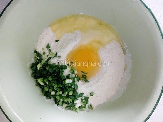 面粉打入鸡蛋，葱切碎放入，根据自己口味加适量盐，加点五香粉