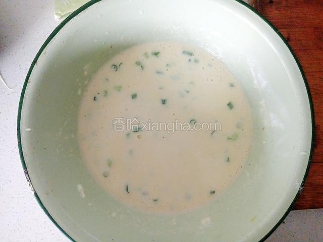 分次倒入水搅拌成浓度适中的面糊（不要太稀，也不要太浓）