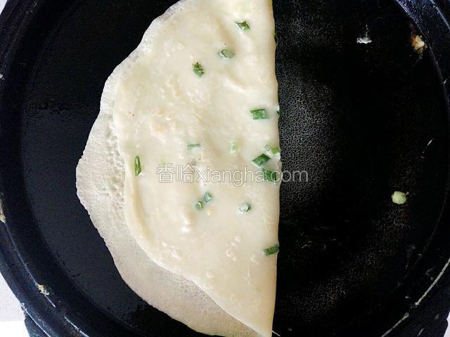 翻过来略等一二分钟差不多就熟了，熟后对折