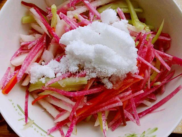 加醋，白糖。（心里美萝卜加醋和糖，颜色更红，更漂亮）