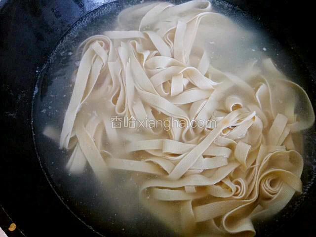 锅中烧水下干豆腐条焯制