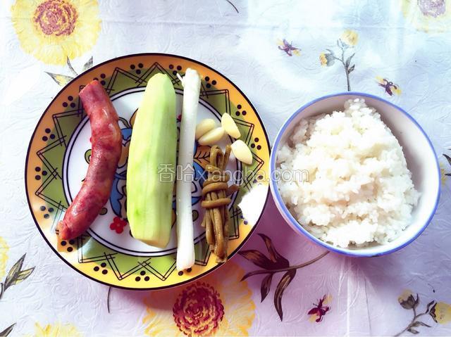 准备食材。黄瓜削皮，香肠煮熟，葱蒜洗净。