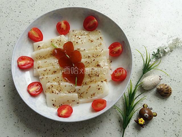 菜品用圣女果饰围边。