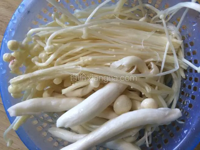 将蟹味菇和金针菇洗净备用